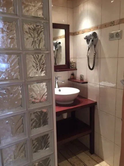 rdc : sdb de la chambre 
