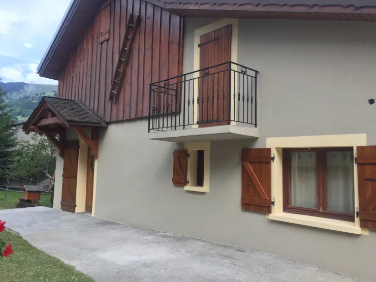 cour extérieure été avec place de parking et terrain + barbecue