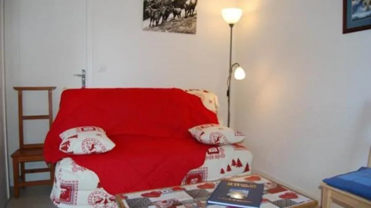 living room/ 1st bedroom : Removable partition to transform the room into a bedroom