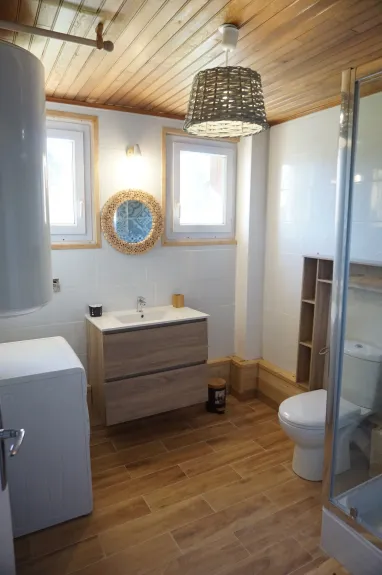 salle d'eau avec wc et machine à laver