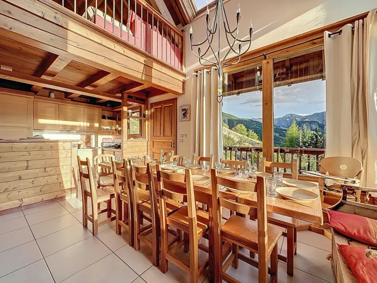 Grand séjour avec cuisine ouverte