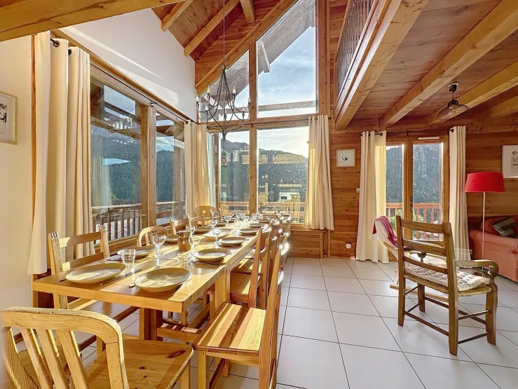 Grand séjour avec table pour des moments conviviaux
