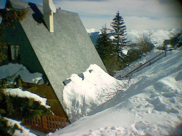 BELLE COUCHE DE NEIGE  LES VELUX SONT RECOUVERTS 