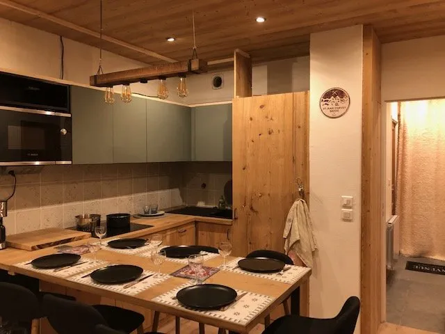 CUISINE EQUIPEE FOUR COMBINE ET PLAQUES A INDUCTION