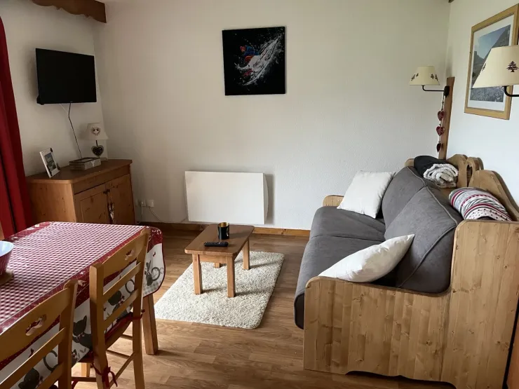 Pièce de vie avec canapé lit