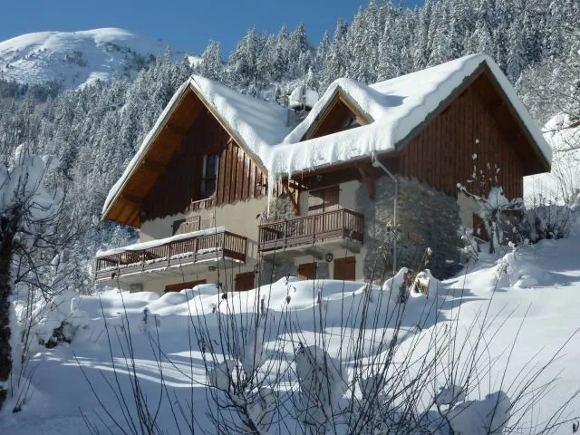 Chalet sous la neige 