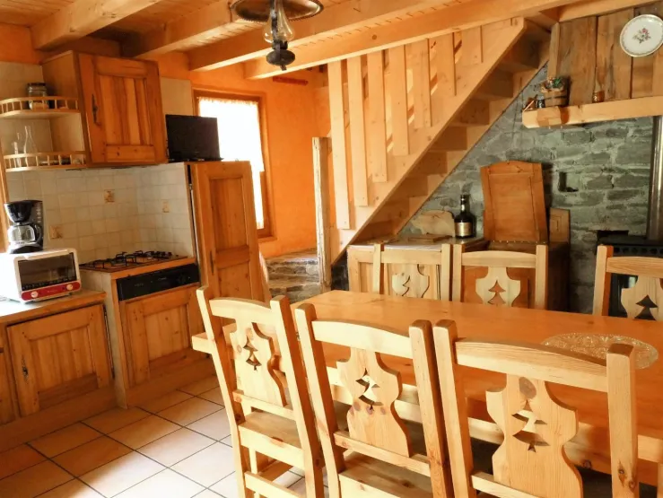 Fully equipped kitchen: dishwasher, oven, microwave, fridge, etc. 