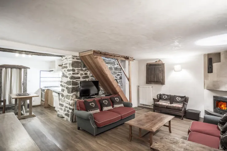 Tannerie lounge with fireplace view on kitchen side