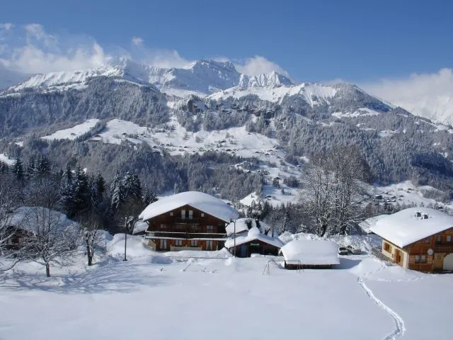 Vue sur la chaîne des Aravis, piste de luge privée et retour à ski possible à travers champs.