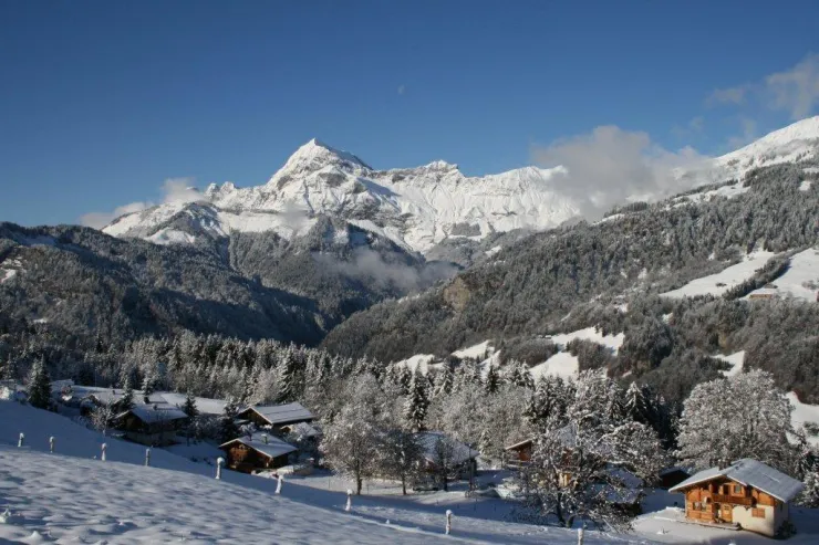 Vue grandiose sur le Mont Charvin ! Chalet situé à 500m du cœur du village, des commerces et des remontées mécaniques.