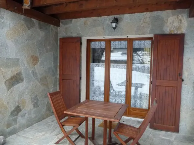La terrasse devant l'entrée du studio.