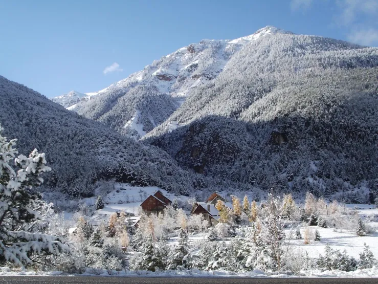 Le hameau de Terre Rouge , vue de la route Nationale