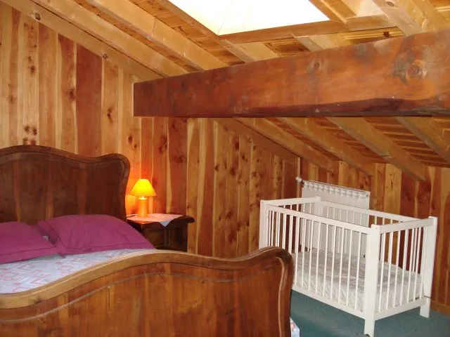 Chambre du haut avec lit bébe 