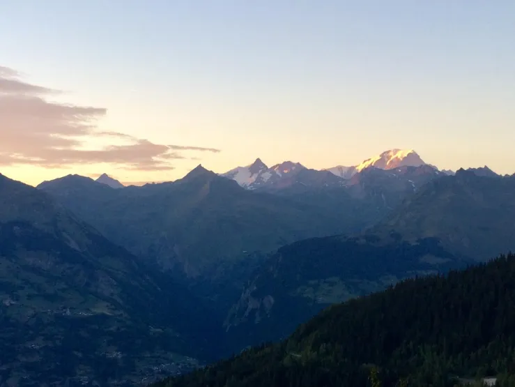 DEPUIS LE BALCON, COUCHER DE SOLEIL SUR LE MONT BLANC