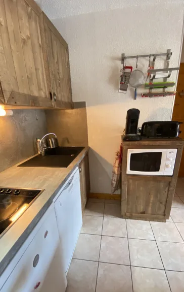 Kitchen area with microwave oven 