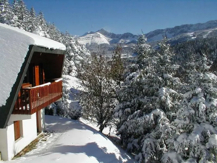 le chalet en hiver,  à côté : la "réserve de chasse", à la tombée de la nuit, parfois présence de chevreuils et autres gibiers qui vont se désaltérer plus bas dans le "corrençonnet' ( petit ruisseau )