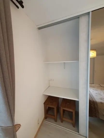 Coin bureau avec prises dans le placard de la chambre 1