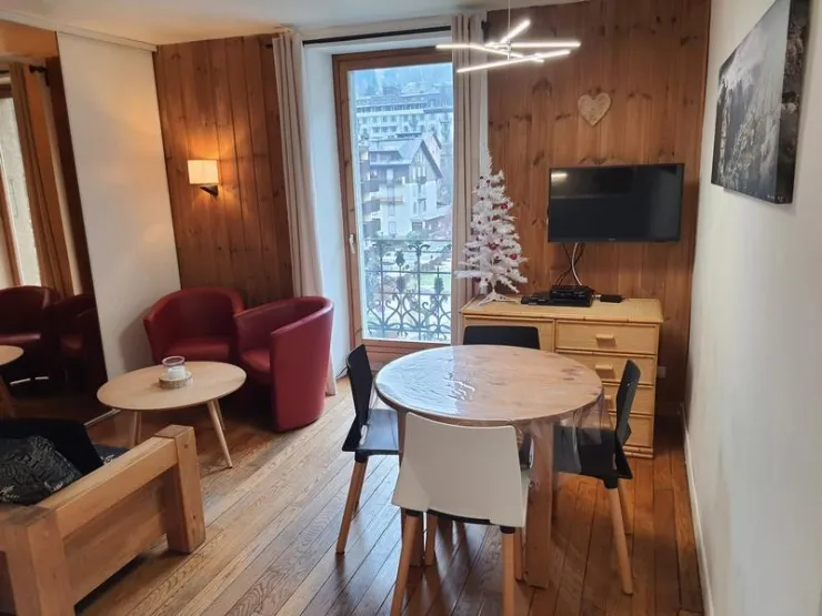 SALON - SALLE A MANGER - TV LED 83 cm + lecteur Blue Ray - Porte-fenêtre accès balcon vue dégagée sur Brévent (Ouest)