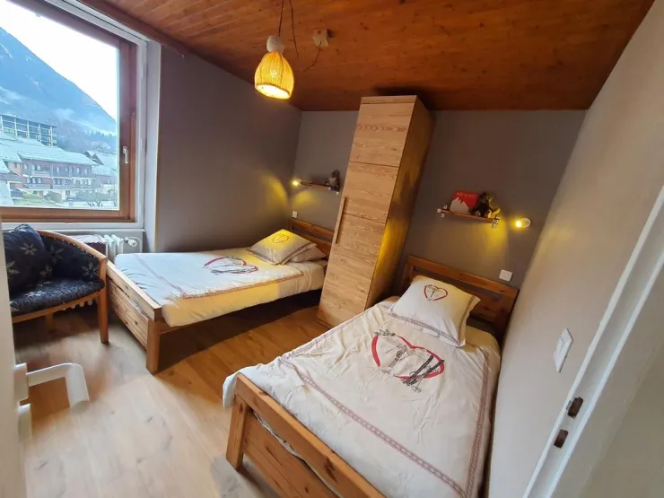 CHAMBRE 2 (~10m²) - 2 lits 90 x 200 - Fenêtre vue dégagée sur Col de Balme (Nord) 