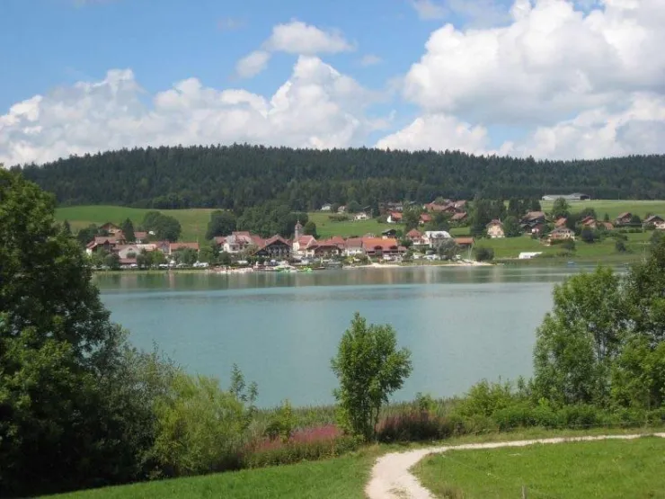 Lac saint point à environ 4 km du chalet avec aménagement plage et équipements nautiques l'été (voile, canoë, pédalos, pêche...)