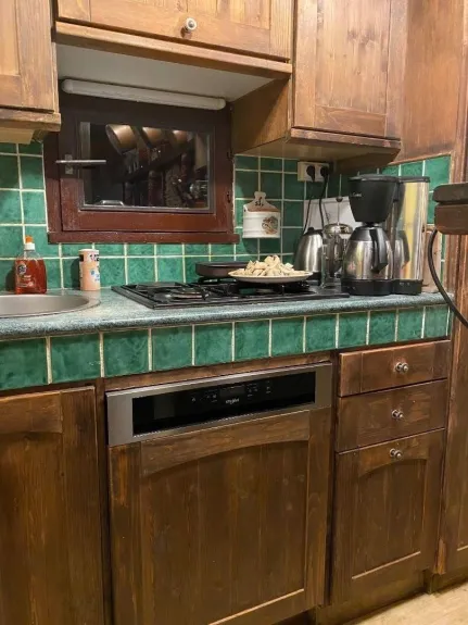 Cuisine - Equipée lave linge séchant - lave vaisselle - micro-onde - four - grand frigo avec congélateur - cafetière électrique - théière - appareil à raclette - appareil à fondue - grille pain