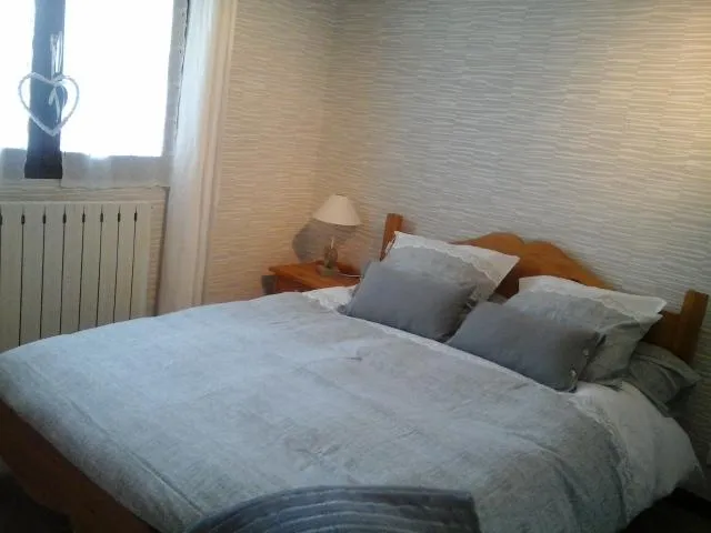 chambre 3 : 1 lit 2 places et derrière une séparation 1 lit 1 place