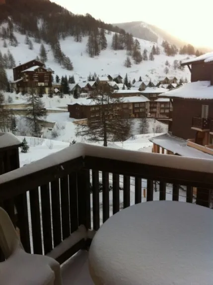 Vue du balcon sur la vallée enneigée