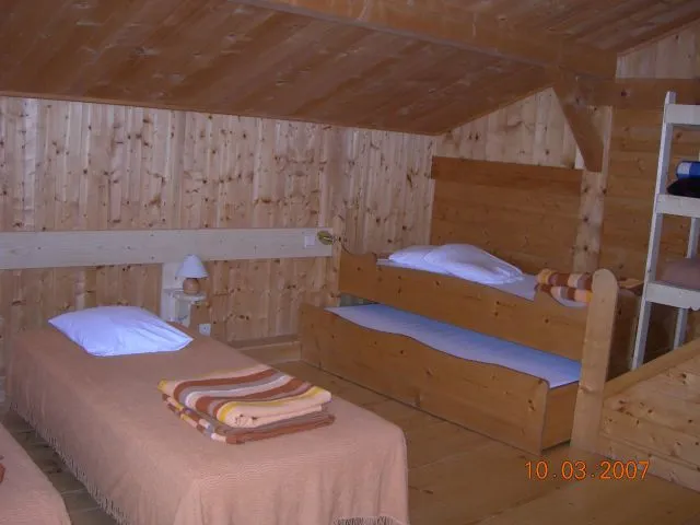 Chambre n° 1 : 4 lits 1 place.