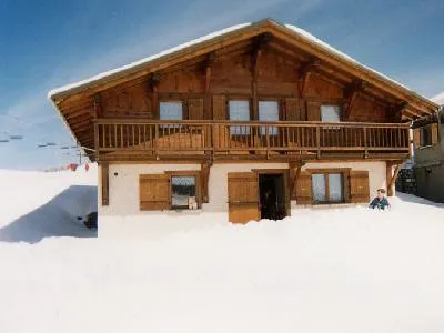 Hiver : chalet au pied des pistes de ski de fond et alpin. Exposition plein Sud.