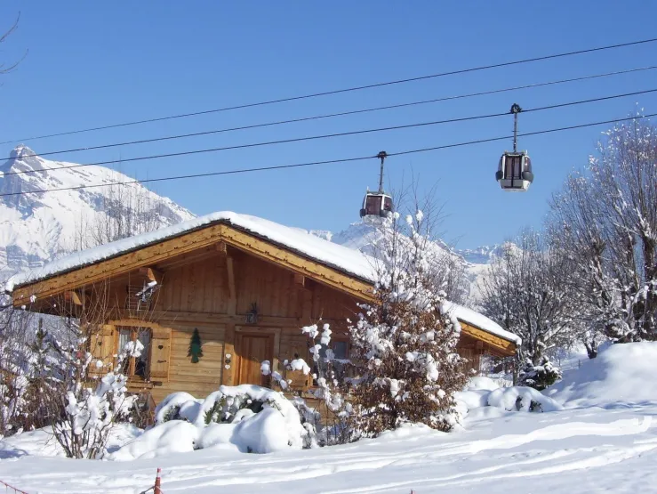 Chalet typiquement savoyard : au pied des pistes de ski l'hiver 