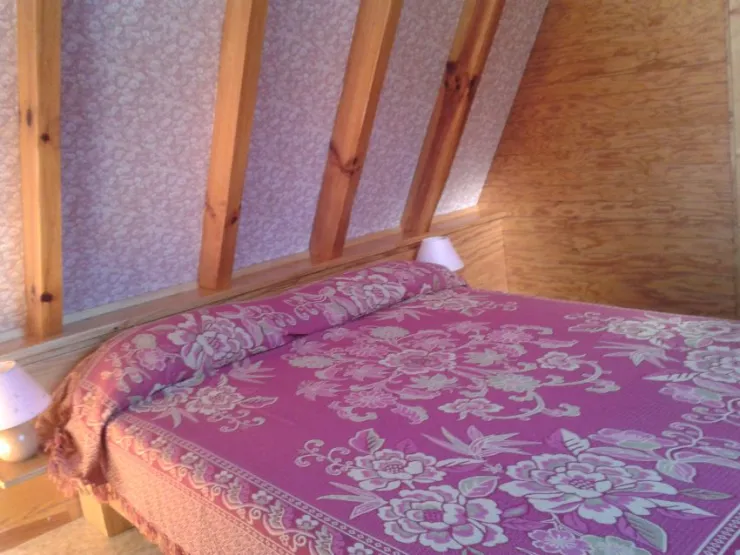 un lit de 2 personnes dans chambre séparée