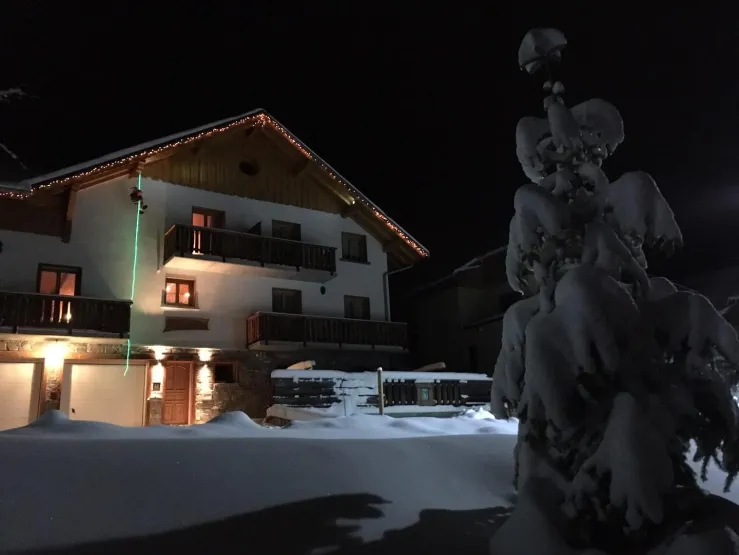 chalet coté est avec parking privé pour 3 voitures