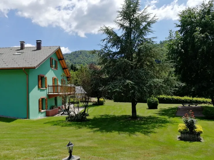 RARE !! Quiet, on a secondary road, garden. Tennis. bowling and pétanque.