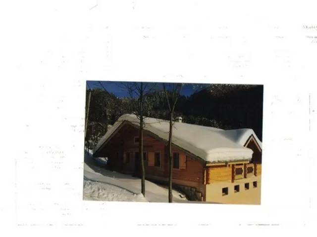 Entrée du chalet l'hiver, vous êtes à 50 m des pistes.