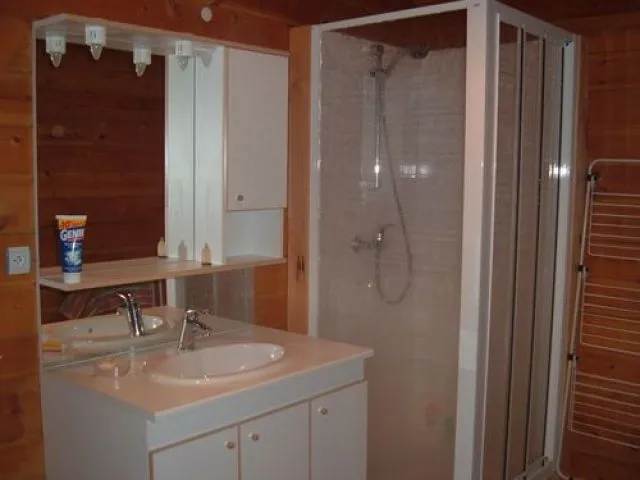 salle de douche comprenant un lave linge et un sèche linge.