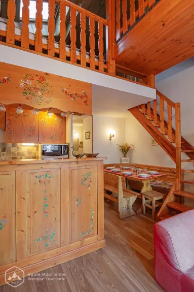 Bar - kitchenette - coin repas - escalier niveau nuit