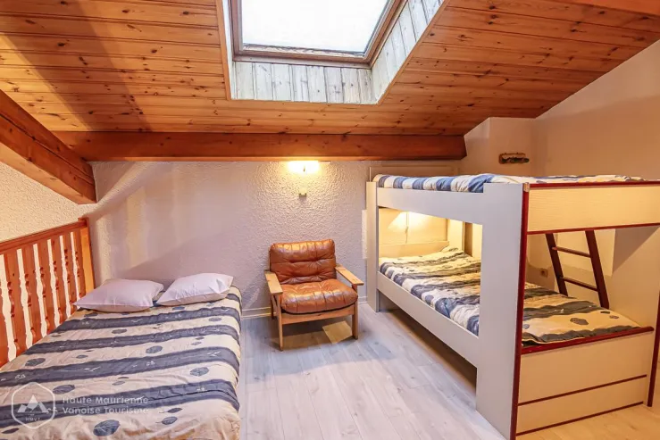 Mezzanine 1 avec deux lits superposés 90cm et un lit 120cm