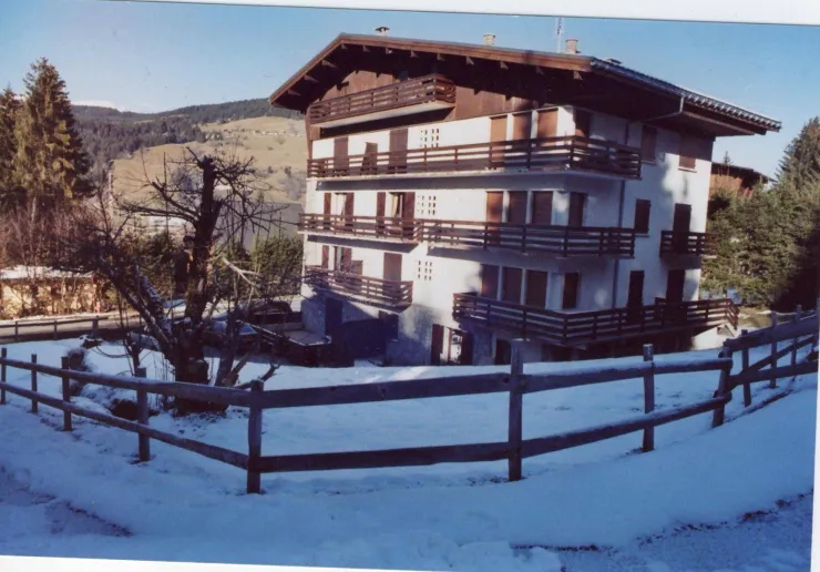 Vue du chalet CASSANDRA situé dans la boucle du petit Rochebrune. Appartement au 1er étage qui bénéficie d'une triple exposition.