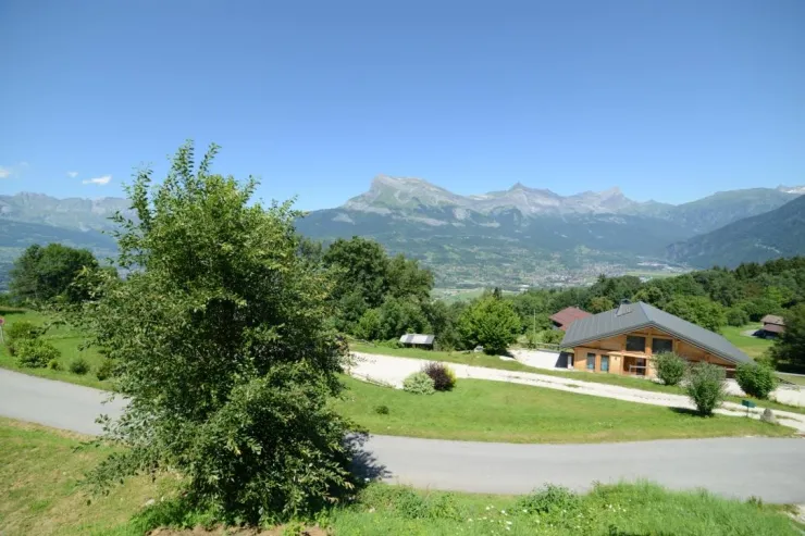 Vue du chalet vallée et montagnes été
