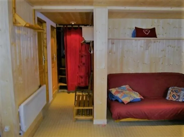 au fond lit 2 places  sous alcôve derrière le rideau