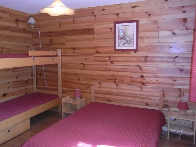 une des chambres (rouge) avec 1 lit 2 places et 2 lits superposés