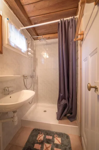 Bathroom with large shower of 1,2 m by 0,8 m,  ground floor
