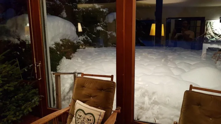 La terrasse vue du salon un soir d'hiver :)