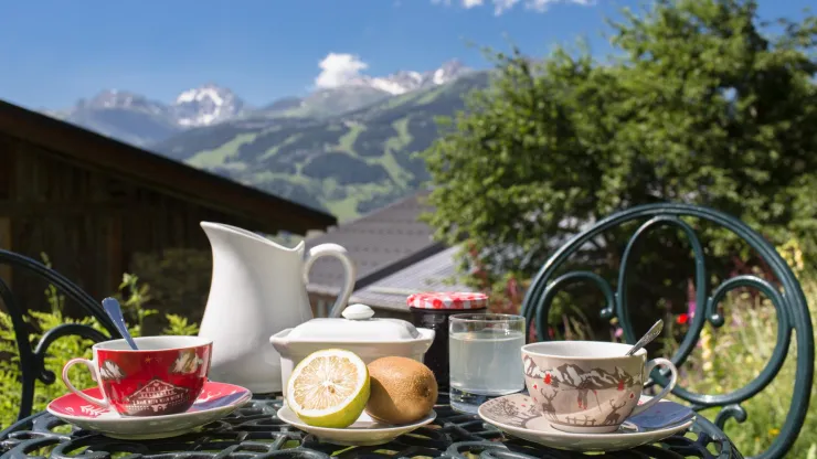 Petit déjeuner sous le cerisier, dans le jardin...