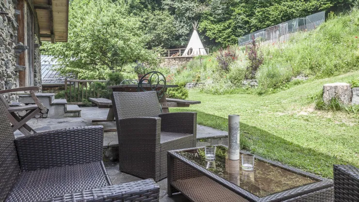 La terrasse pour l'apéritif, mobilier de jardin, tout près du barbecue...