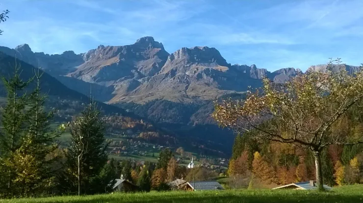 La pointe percée et les quatre têtes (massif des Aravis) depuis l'appartement