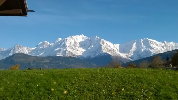 La chaine du Mont Blanc superbe depuis la terrasse