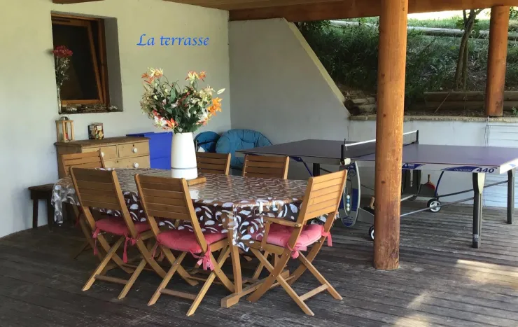 Belle terrasse abrité avec barbecue et table de ping pong