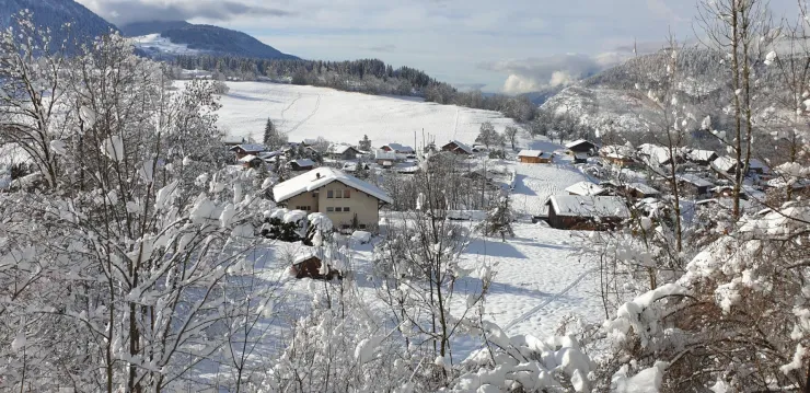 Vue sur le village d'Arâches et la montagne