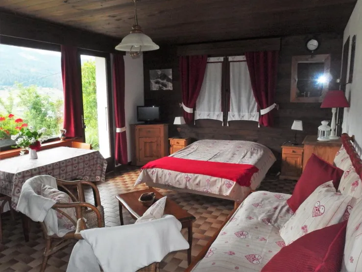 couchage  lit de   140   très confortable  plus banquette pour 2 personnes 